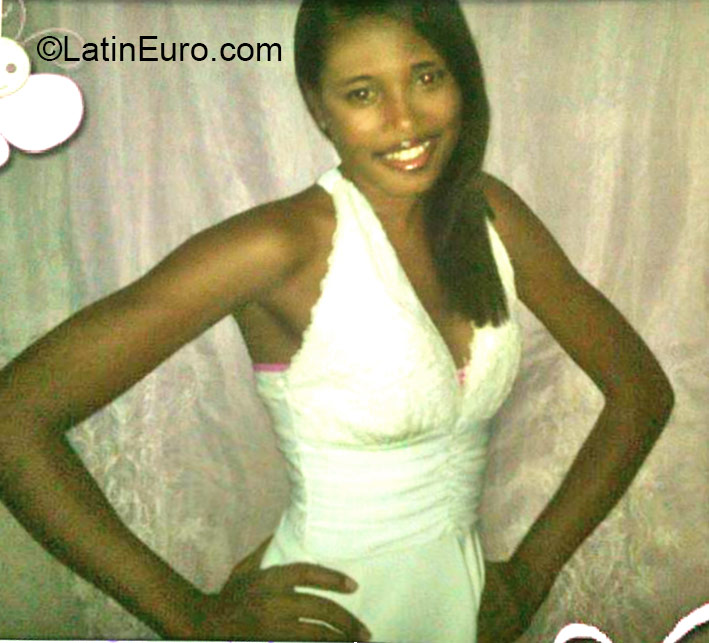 Date this happy Dominican Republic girl Neyie from Santo Domingo DO22297