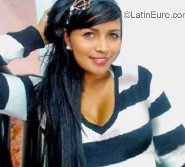 Date this voluptuous Colombia girl Carolina from Medellin CO17504