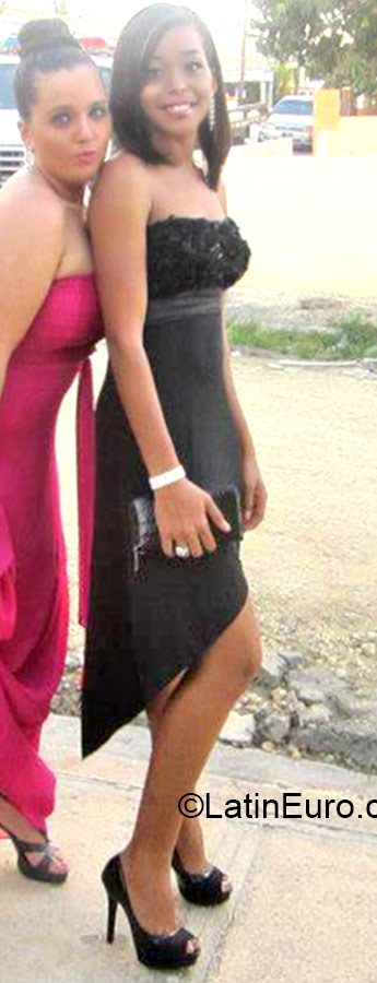 Date this happy Dominican Republic girl Isemar from Santo Domingo DO22372