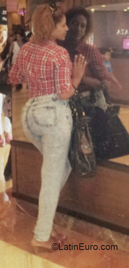 Date this happy Dominican Republic girl Sugey from Santo Domingo DO22451