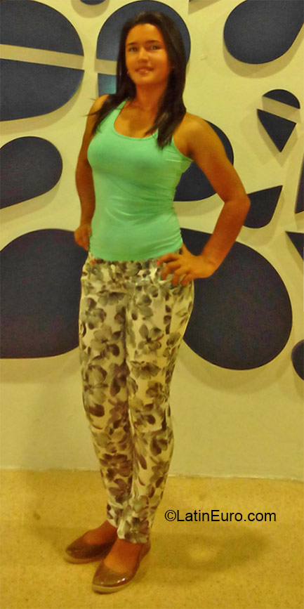 Date this nice looking Colombia girl Marbelene from Barranquilla CO17558