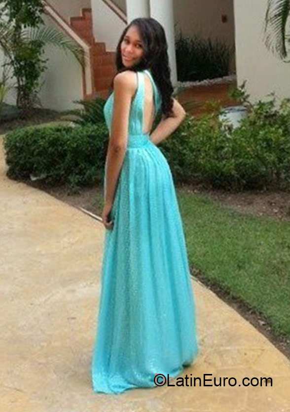 Date this cute Dominican Republic girl Wiki from Santo Domingo DO22935