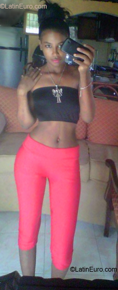 Date this passionate Dominican Republic girl Yoamia from Santo Domingo DO22954
