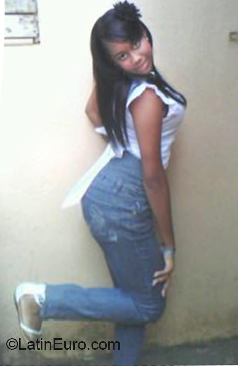 Date this foxy Dominican Republic girl Amanda from Santo Domingo DO23849