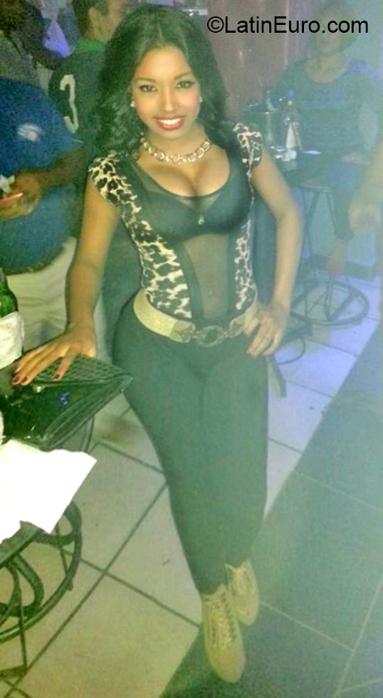 Date this pretty Dominican Republic girl Rosaura from Santo Domingo DO22607