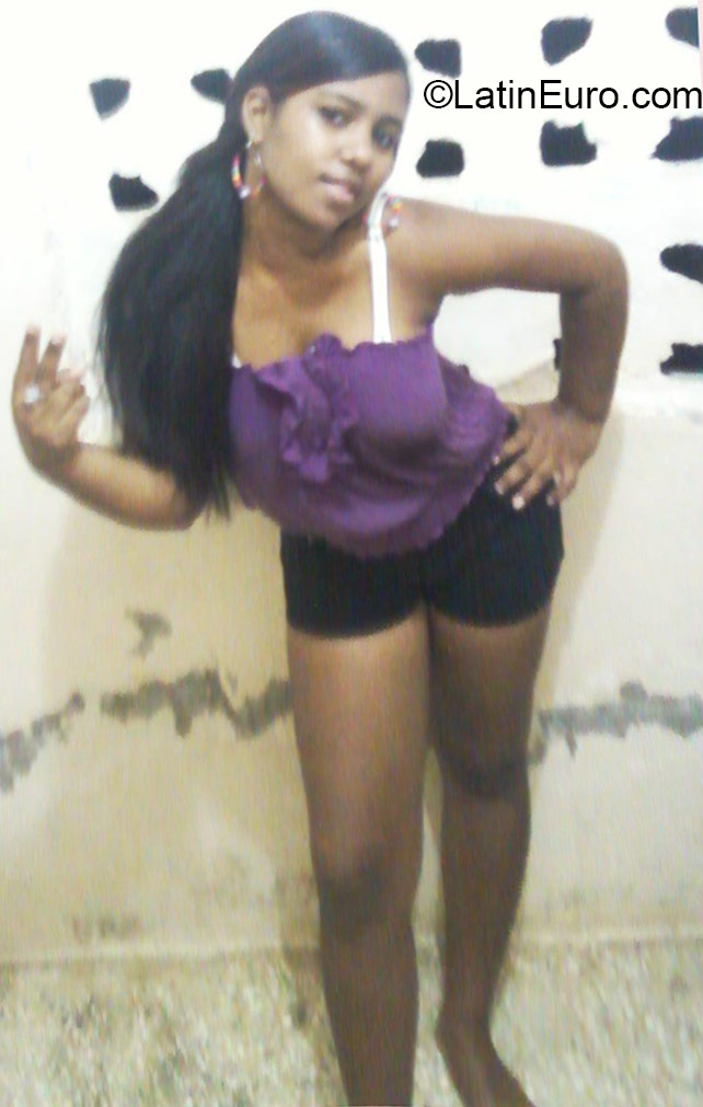 Date this hard body Dominican Republic girl Heidy from Cotui DO22680