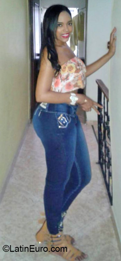 Date this attractive Colombia girl Nahomy from Cali CO17748