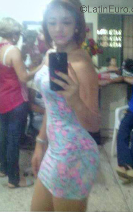 Date this good-looking Dominican Republic girl Iris from Santo Domingo DO22936