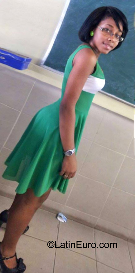 Date this hot Dominican Republic girl Suleii from Santo Domingo DO22937