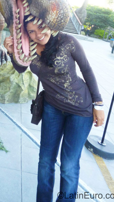 Date this hard body Colombia girl Giovana from Cali CO17837