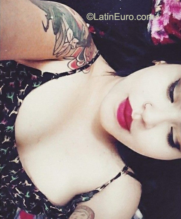 Date this voluptuous Colombia girl Dannyelle from Pereira CO17895