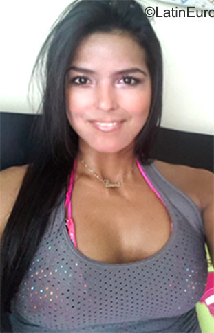 Date this attractive Colombia girl Laura from Bogota CO17896