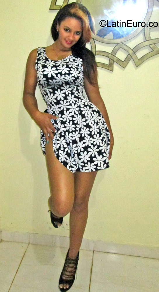 Date this voluptuous Dominican Republic girl Ana from Santo Domingo DO23036