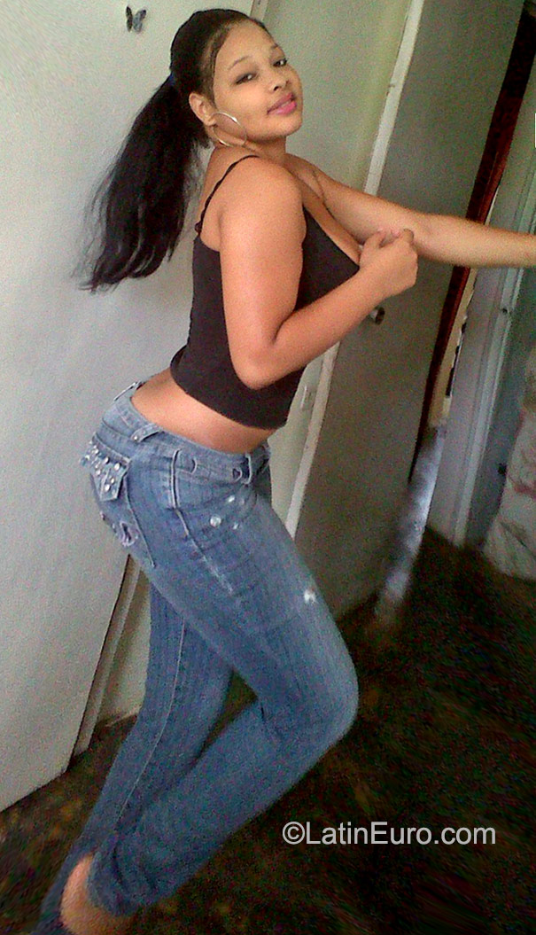 Date this beautiful Dominican Republic girl Yurlinas from Santo Domingo DO23281
