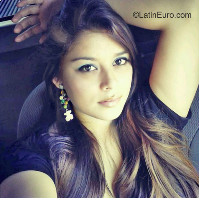 Date this nice looking Colombia girl Johana from Manizales CO18030