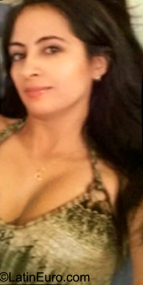 Date this delightful Colombia girl Adriana from Cali CO18044