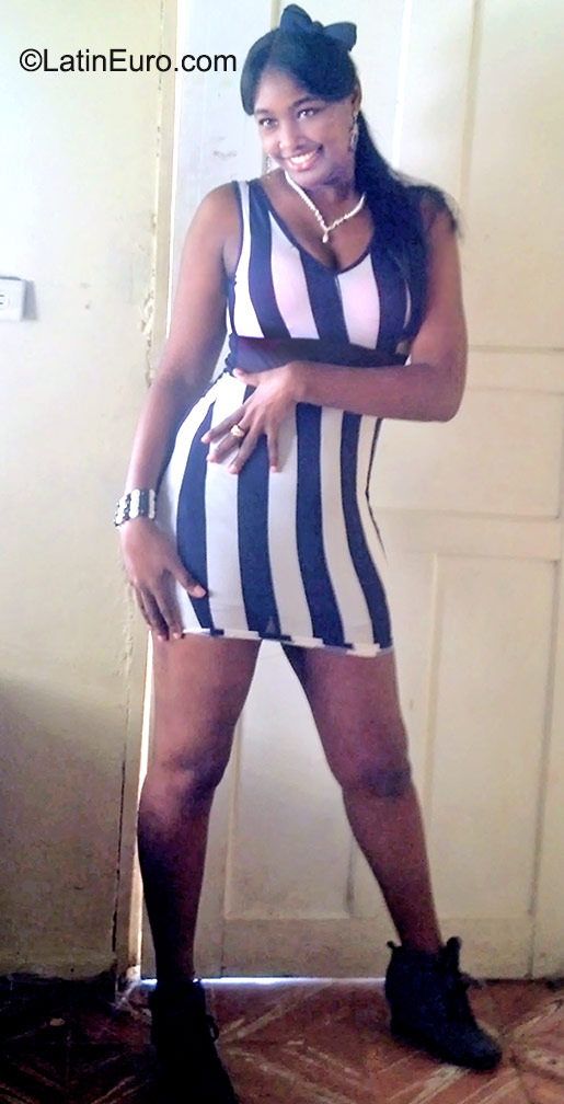 Date this stunning Dominican Republic girl Yokasti from Santo Domingo DO23474