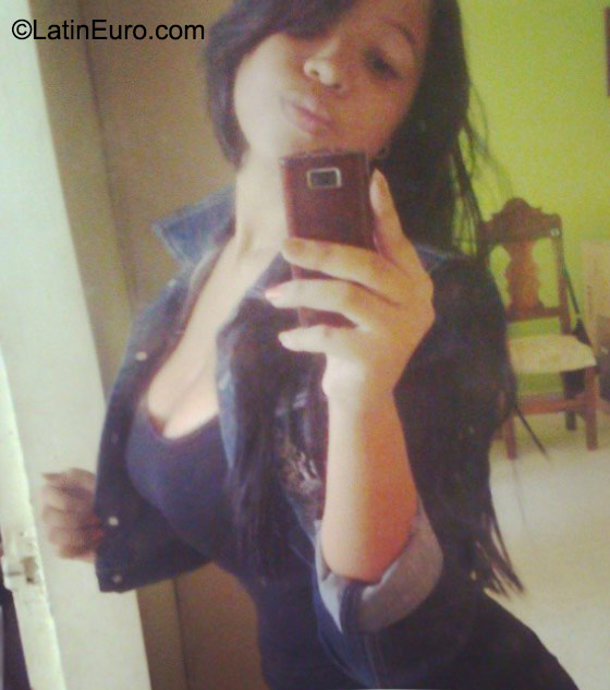 Date this beautiful Venezuela girl Fandi from Caracas VE631