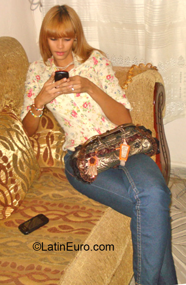 Date this nice looking Dominican Republic girl Indiana from Santiago DO23695
