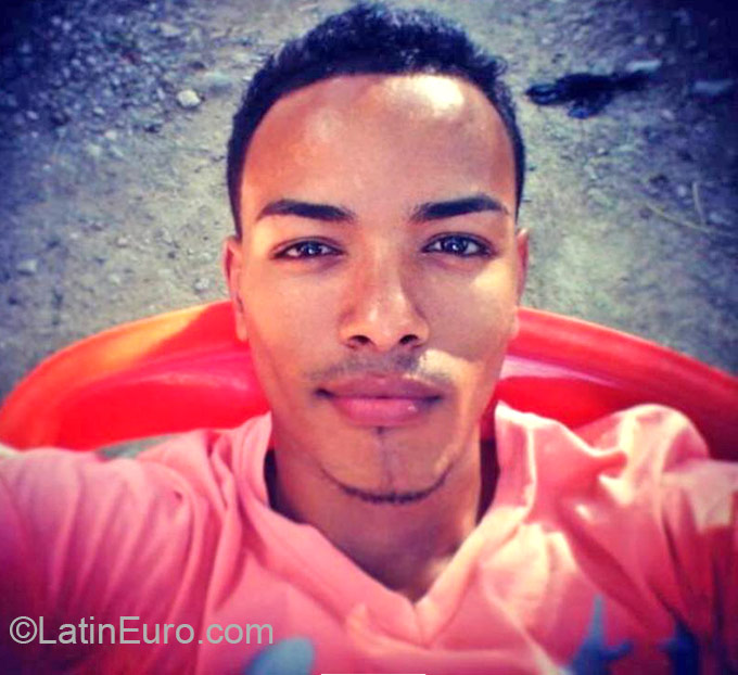 Date this athletic Dominican Republic man Francis from La Vega DO23746