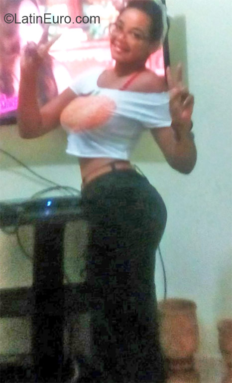 Date this stunning Dominican Republic girl Eunias from Santo Domingo DO23750