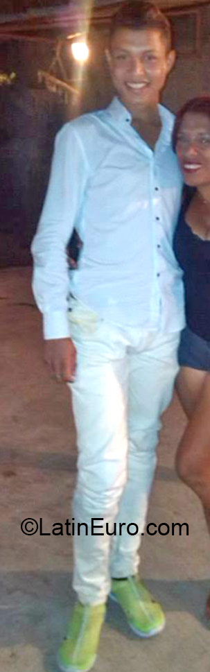 Date this sultry Venezuela man Jonathan from caracas VE645
