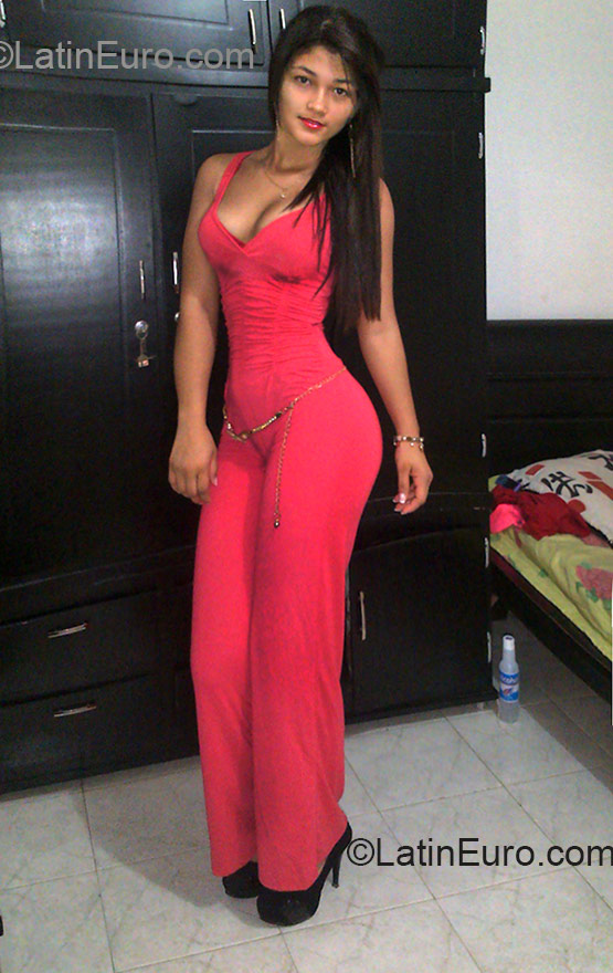 Date this good-looking Colombia girl Angelicia from Apartado CO18296