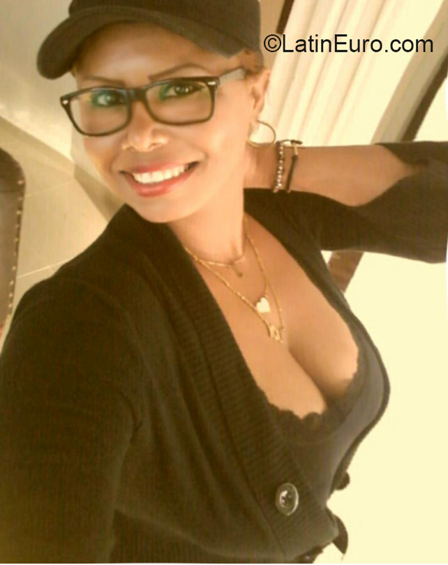 Date this hard body Dominican Republic girl Vero from Santo Domingo DO24026