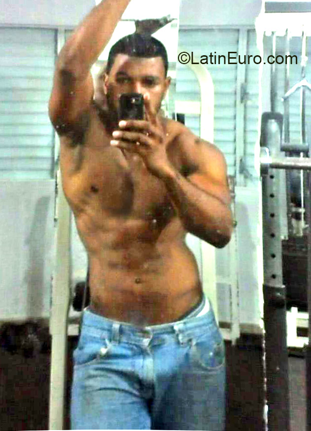 Date this pretty Dominican Republic man Scott from Santo Domingo DO24070