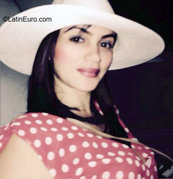 Date this cute Dominican Republic girl Adri from Santo Domingo DO24281