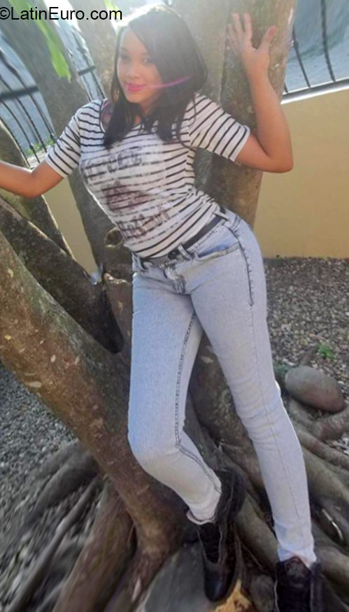 Date this tall Dominican Republic girl Cami from La Vega DO24370