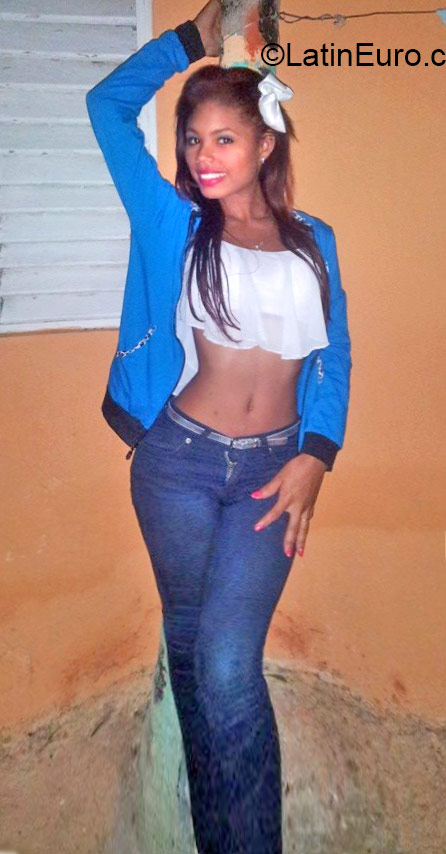 Date this sensual Dominican Republic girl Yoleni from Mao DO24504
