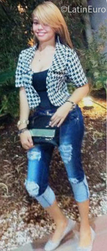 Date this happy Dominican Republic girl Shantie from Santo Domingo DO24673