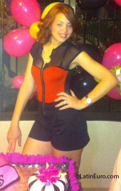 Date this cute Dominican Republic girl Cris from Santo Domingo DO24758