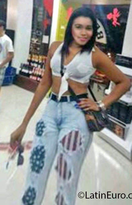 Date this gorgeous Dominican Republic girl Esmeralda from Santo Domingo DO24798