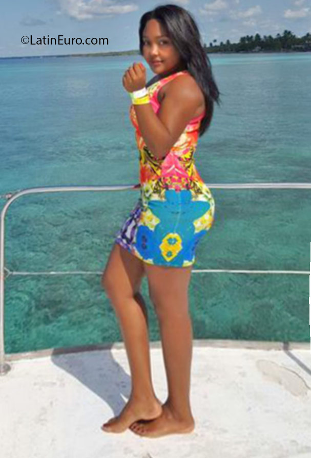Date this voluptuous Dominican Republic girl Yary from Santiago DO24925