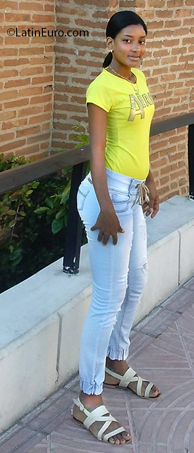 Date this happy Dominican Republic girl Nikaury from Santo Domingo DO25159