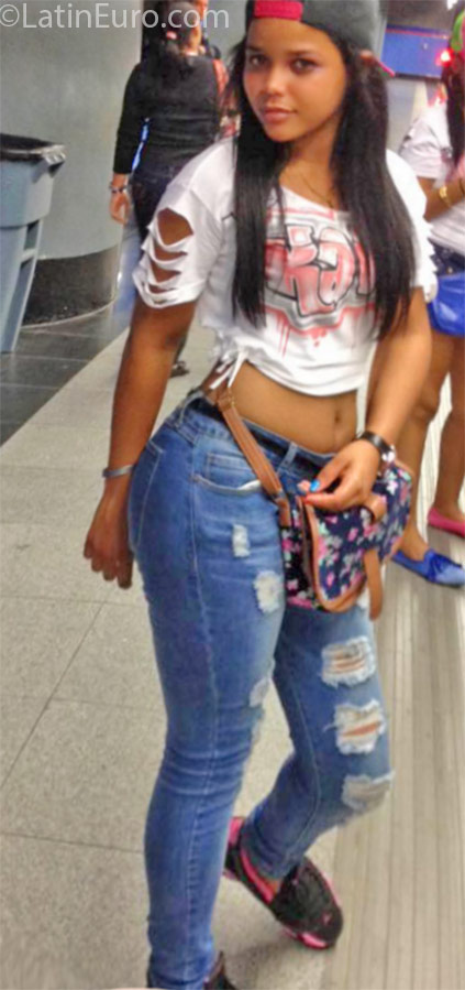 Date this nice looking Dominican Republic girl Mari from Santo Domingo DO25303