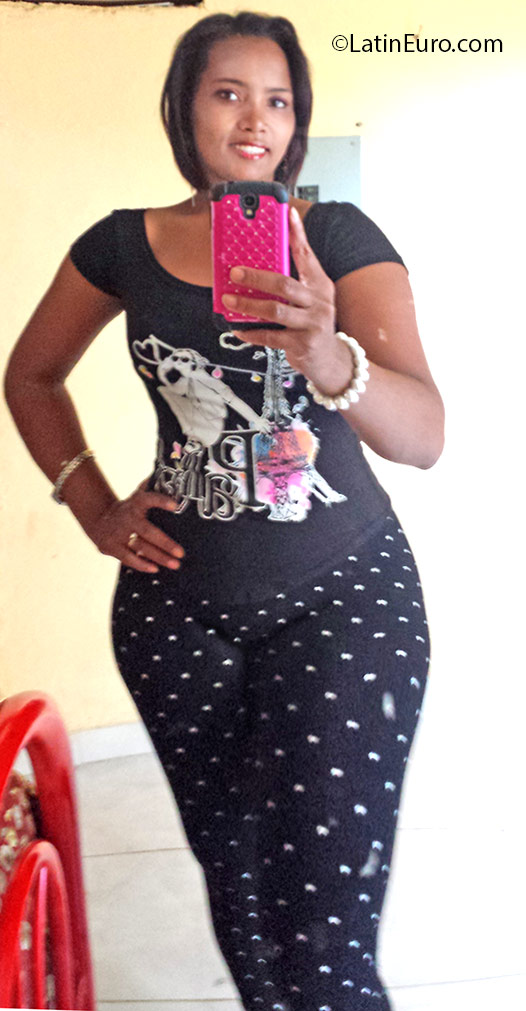 Date this good-looking Dominican Republic girl Leidy from Santo Domingo DO25525