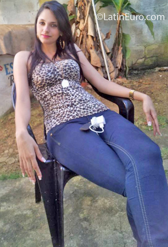 Date this nice looking Dominican Republic girl Rocio from Nagua DO25555
