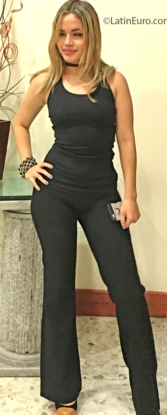 Date this happy Colombia girl Veronica from Cali CO18873