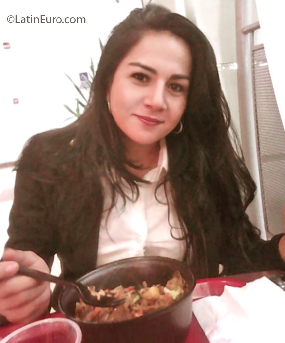 Date this lovely Colombia girl Stephanie from Bogota CO18877