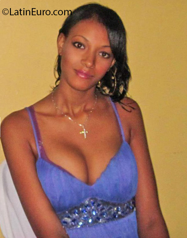 Date this athletic Dominican Republic girl Hermilan from Santo Domingo DO25805