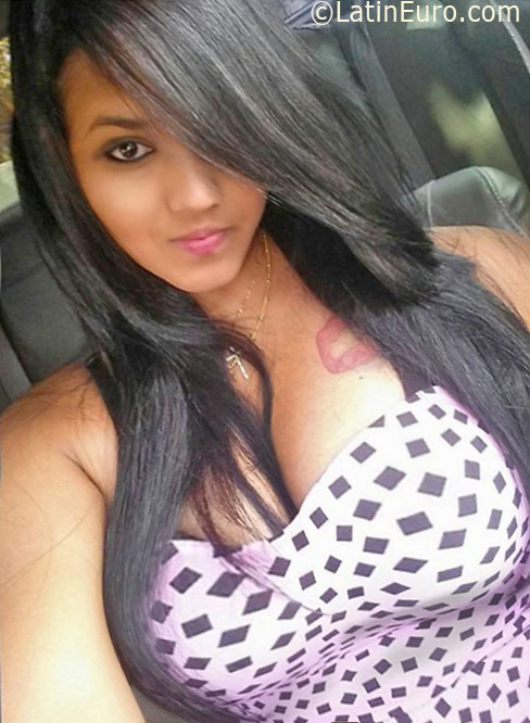 Date this hard body Dominican Republic girl Estefania from Santo Domingo DO26199