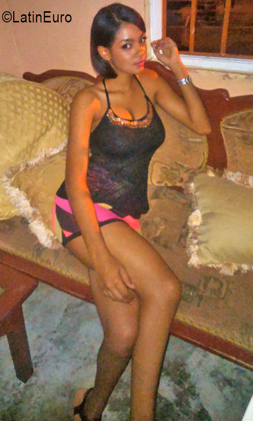 Date this foxy Dominican Republic girl Steph from Santo Domingo DO26447