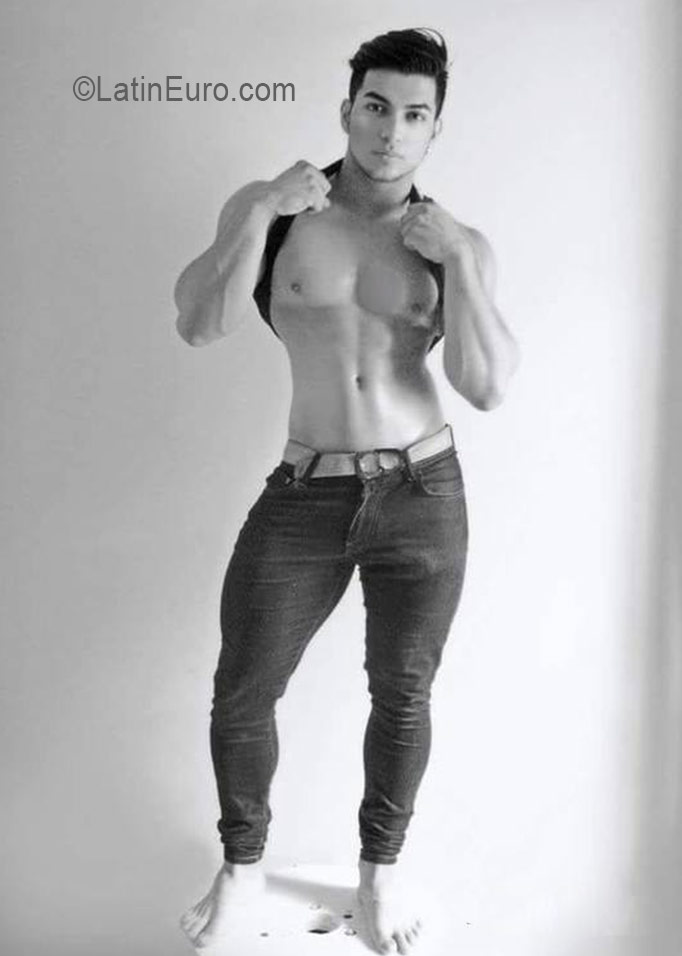 Date this voluptuous Colombia man Miguel angel from Mnizales CO19417