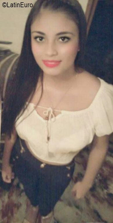 Date this happy Colombia girl Fernanda from Cali CO19476