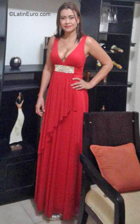 Date this nice looking Colombia girl Lenia from Barranquilla CO19582