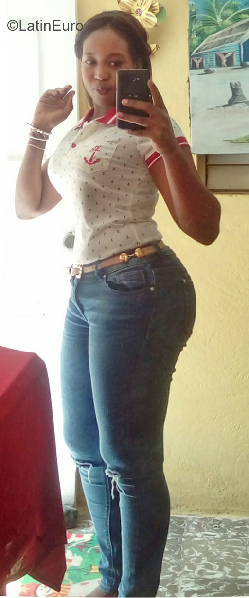 Date this foxy Dominican Republic girl Carina from San Cristobal DO26697