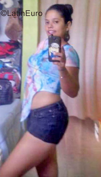 Date this happy Dominican Republic girl Desiree from Santo Domingo DO26832